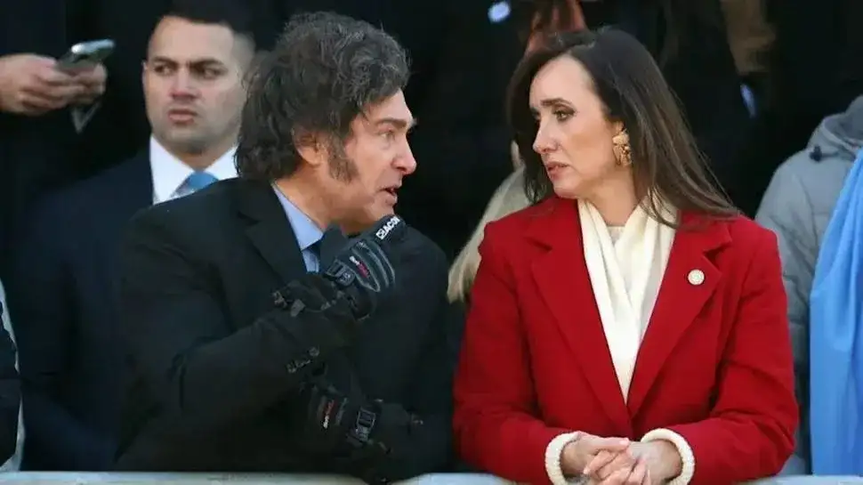 Legisladores quedan en medio del conflicto y miran preocupados el devenir de los debates.