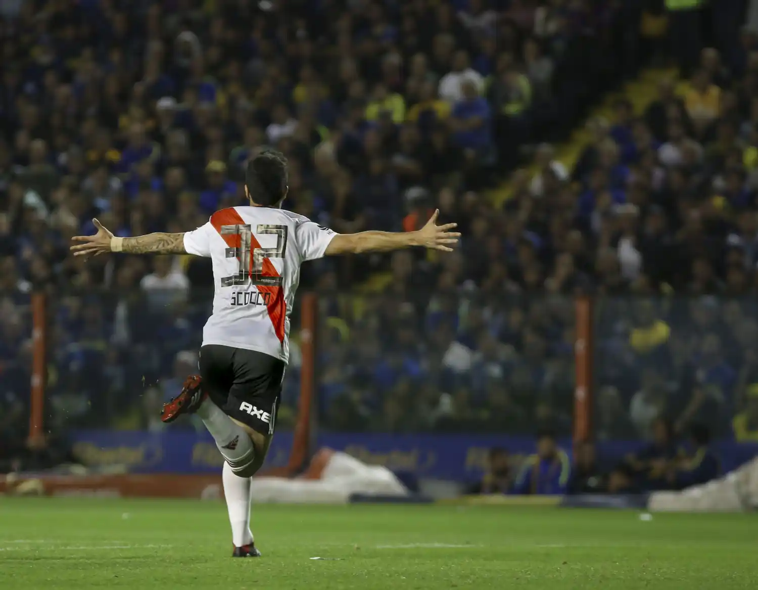Scocco empezó a tomar contacto con la pelota