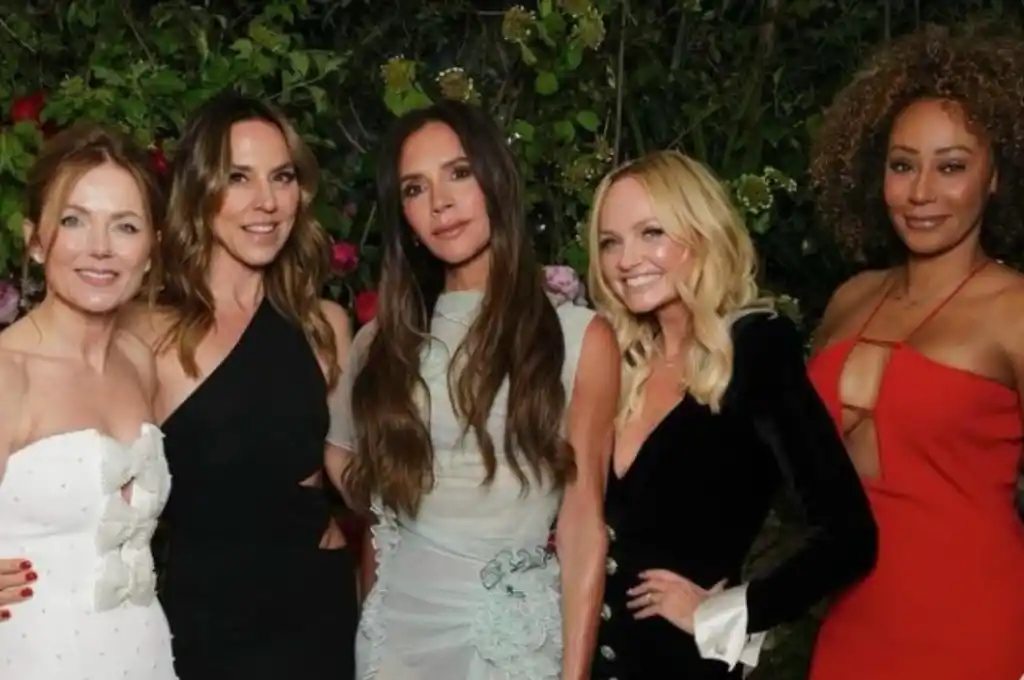 Geri Halliwell, Melanie Chisholm, Melanie Brown y Emma Bunton estuvieron presentes en el festejo que organizó la diseñadora.