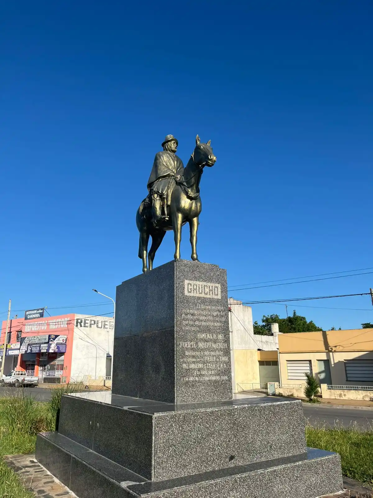 Para su realización, se recaudaron artículos de bronce de todo tipo, como campanas, llaves, canillas, entre otros, sumado a una lista de aportantes de dinero.