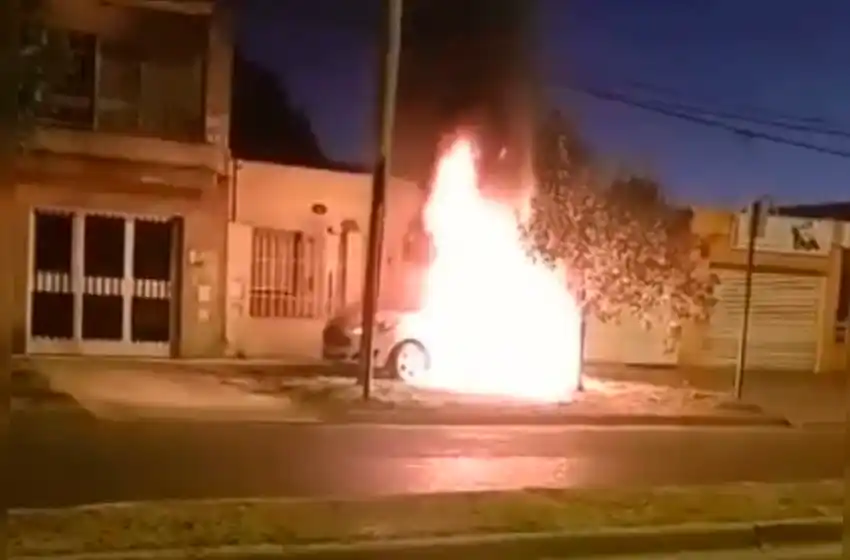 Incendiaron un auto que estaba en la vereda en barrio Las Flores