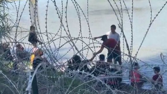 TENSIONES ENTRE Texas y Biden aumentan por muertes de migrantes en el río Bravo: se acusan mutuamente (Video)