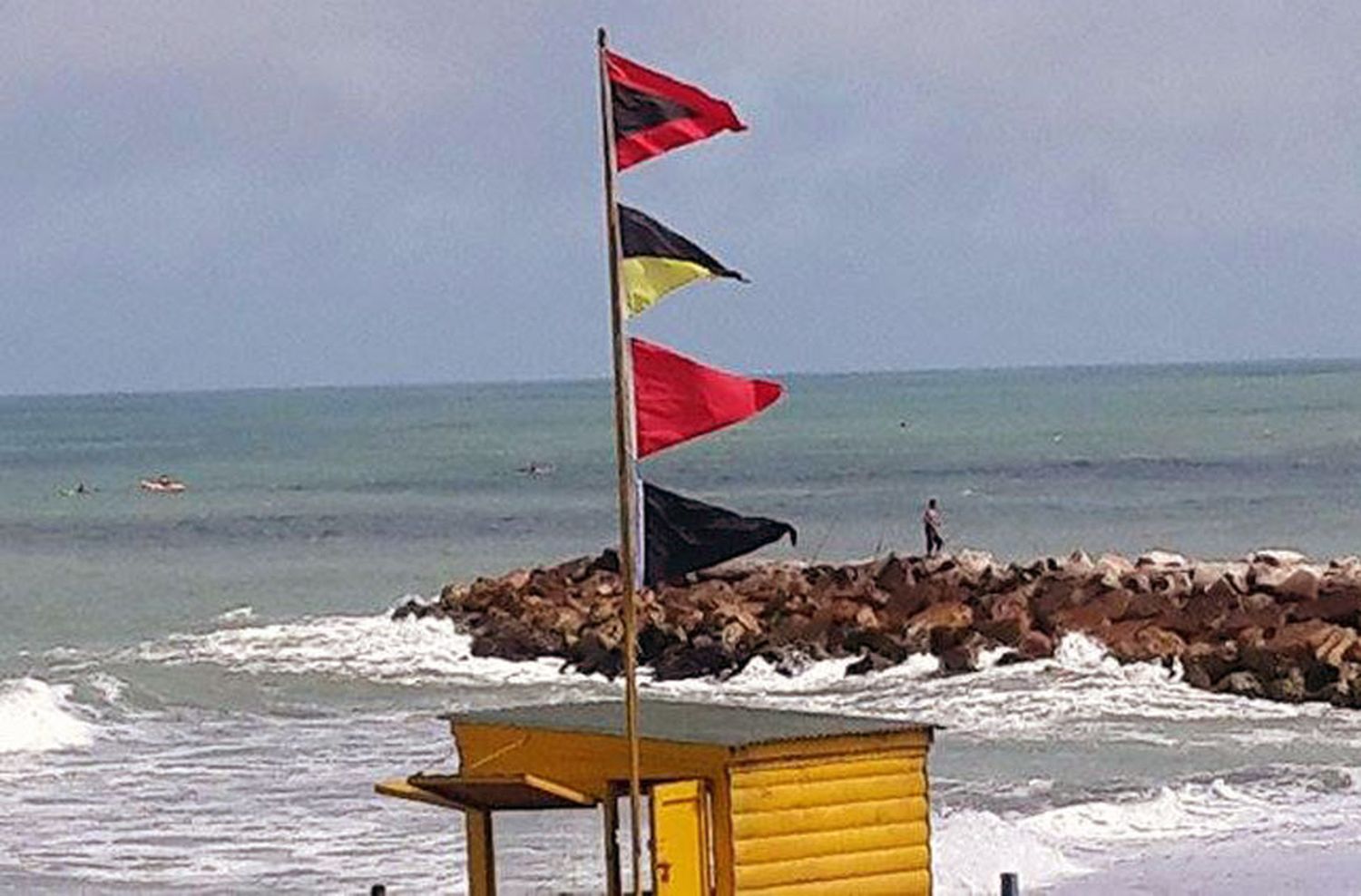 Sin contrato, guardavidas cubrieron sus puestos en las playas