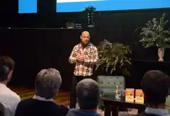 Con una importante convocatoria, se realizó la charla "Educando entre pantallas"