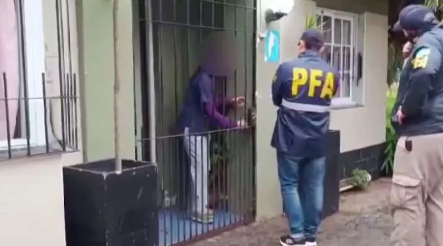 La Policía allanó el lugar y encontró que los jubilados vivían en condiciones de vulnerabilidad. (Foto: Policía Federal)