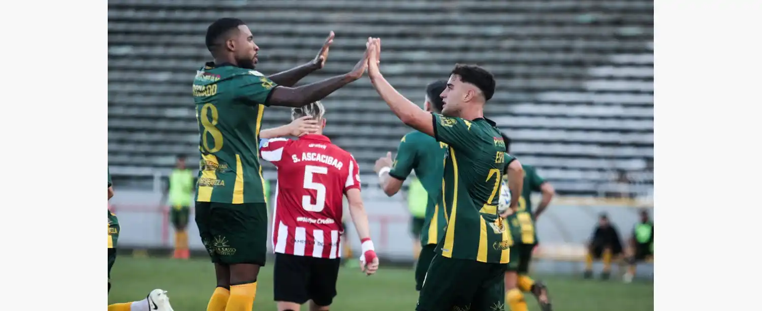 Preciado y Esponda saludandose. (Foto: Prensa Aldosivi)