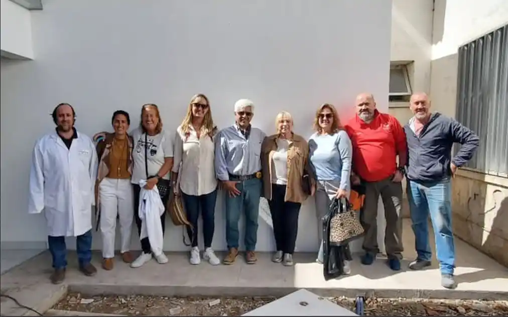 Recorrida. Integrantes de la Cooperadora visitaron la obra y dialogaron con el ingeniero Andrés Wall de la empresa Alsat, que lleva adelante la ejecución