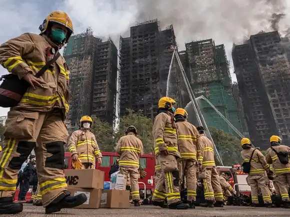 Hay decenas de desaparecidos: cifra de muertos del incendio en HONG KONG asciende a 83