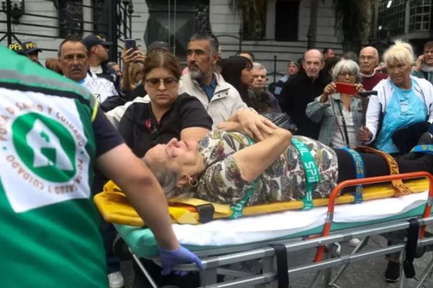 Durante la marcha frente al Congreso, un policía desmayó de un palazo en la cabeza a una jubilada de 87 años