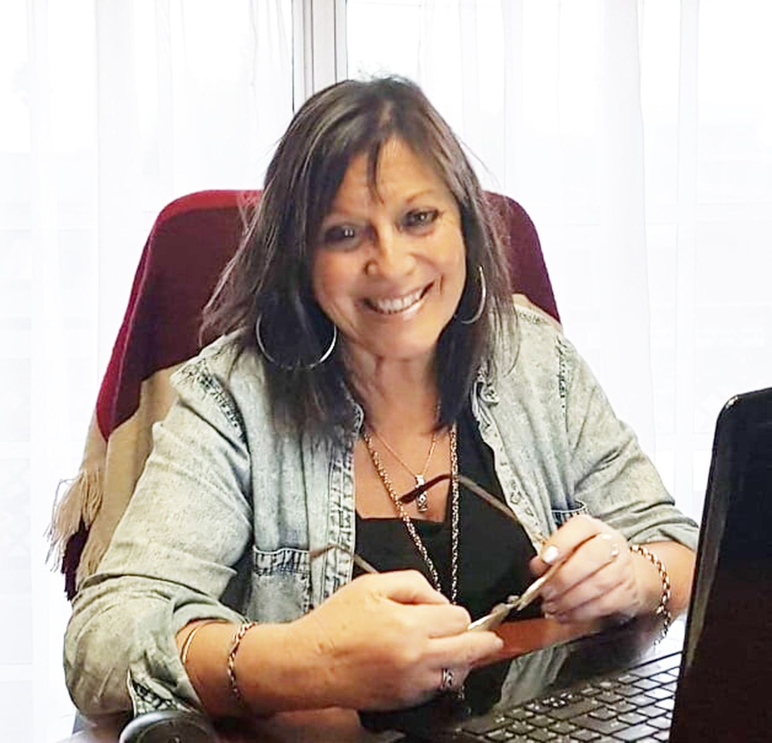 “Mi espíritu es batallador y siempre me siento a escribir porque ese es el mar donde mejor nado"