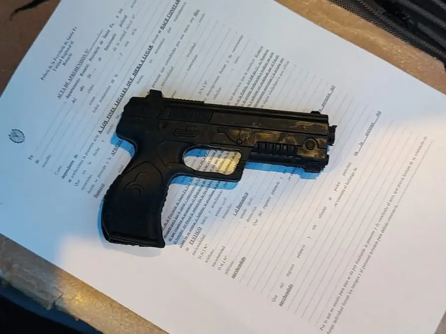 Detuvieron a un hombre que golpeó y amenazó de muerte con un arma a otro en la zona sur