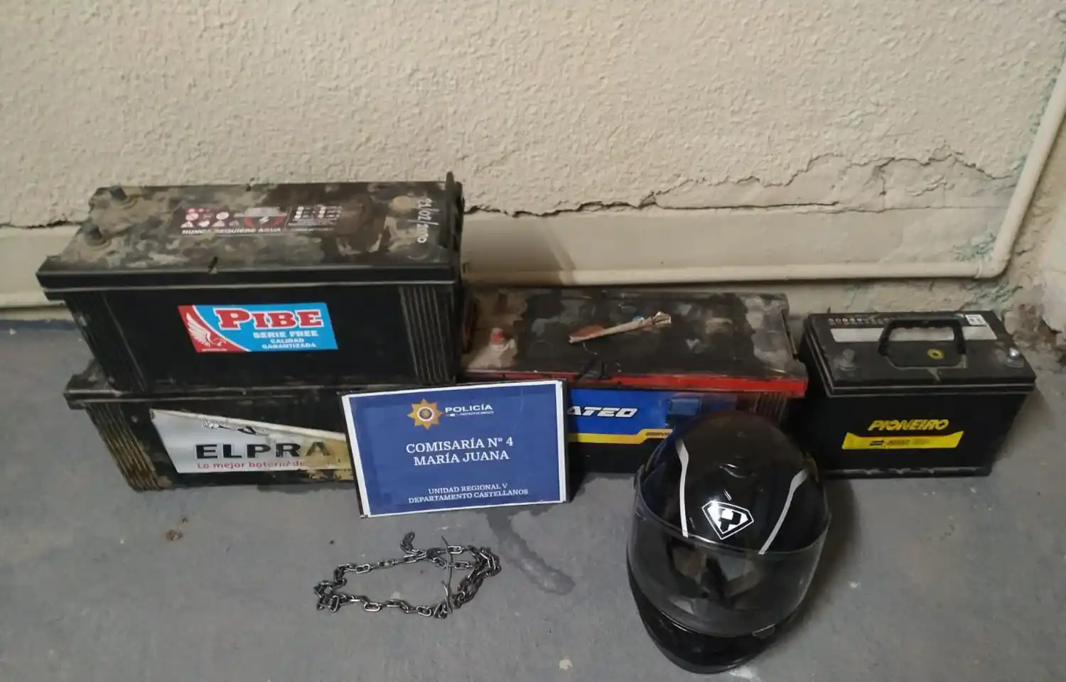 Cayeron dos mayores y un menor con baterías y un casco robados de un galpón