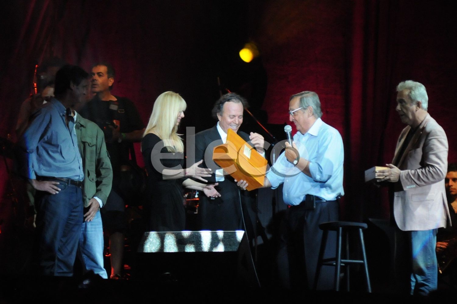 Julio Iglesias se presentó en la Portada del Parque Independencia.