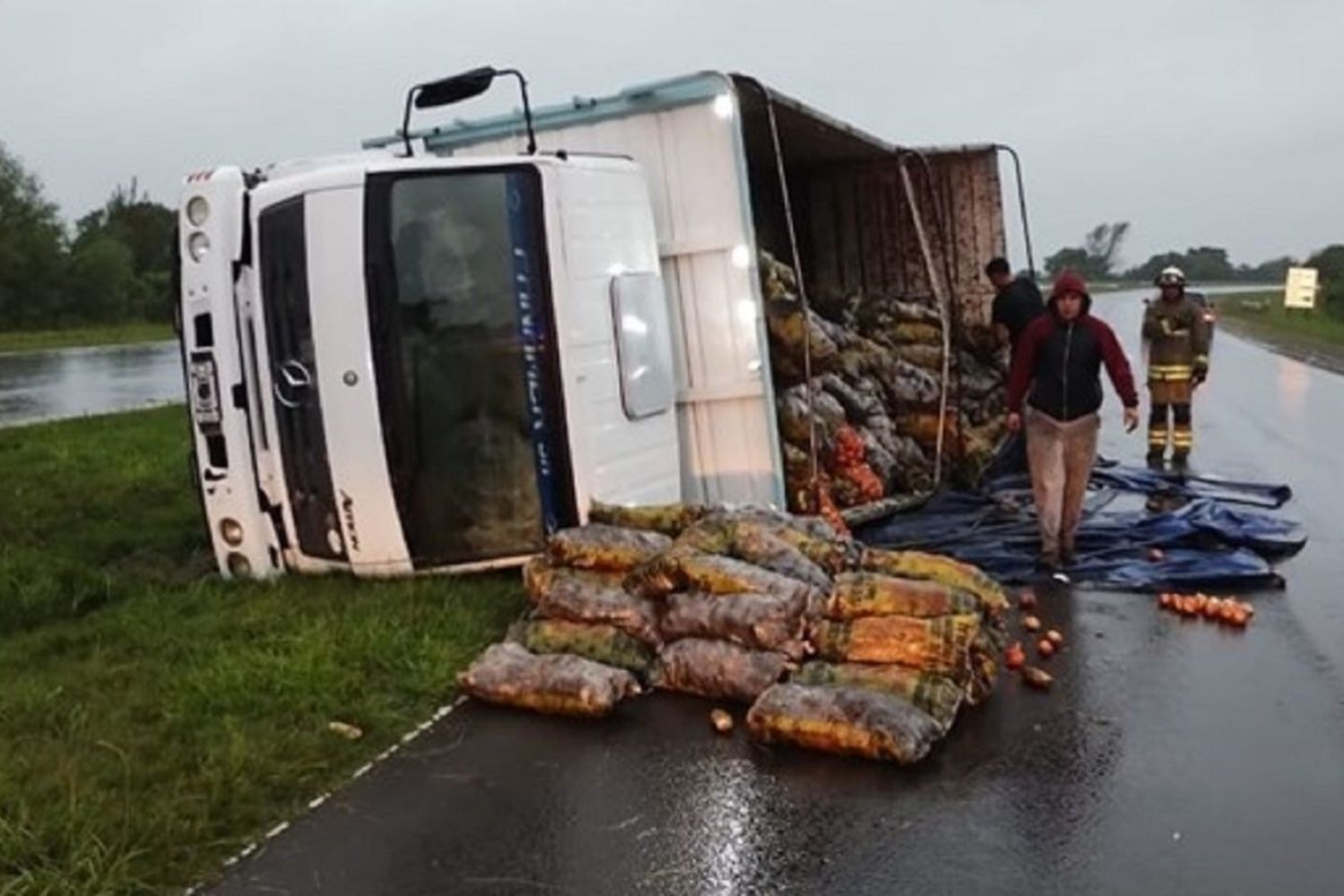 Ruta 12 : volcó un camión y también despistó un auto