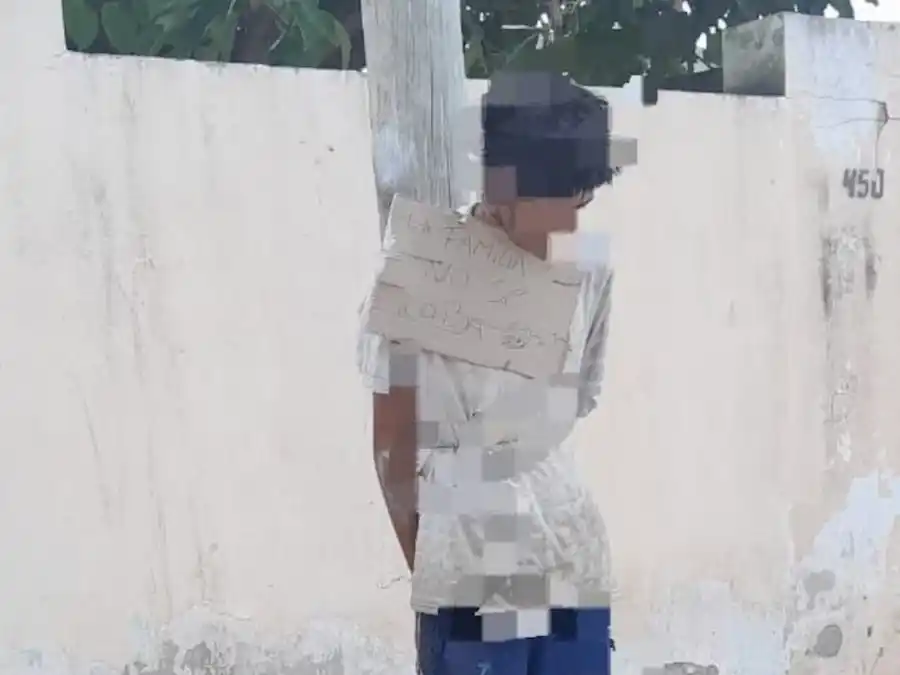 “La familia no se roba”: atraparon a un ladrón, lo ataron a un poste y le colgaron un cartel