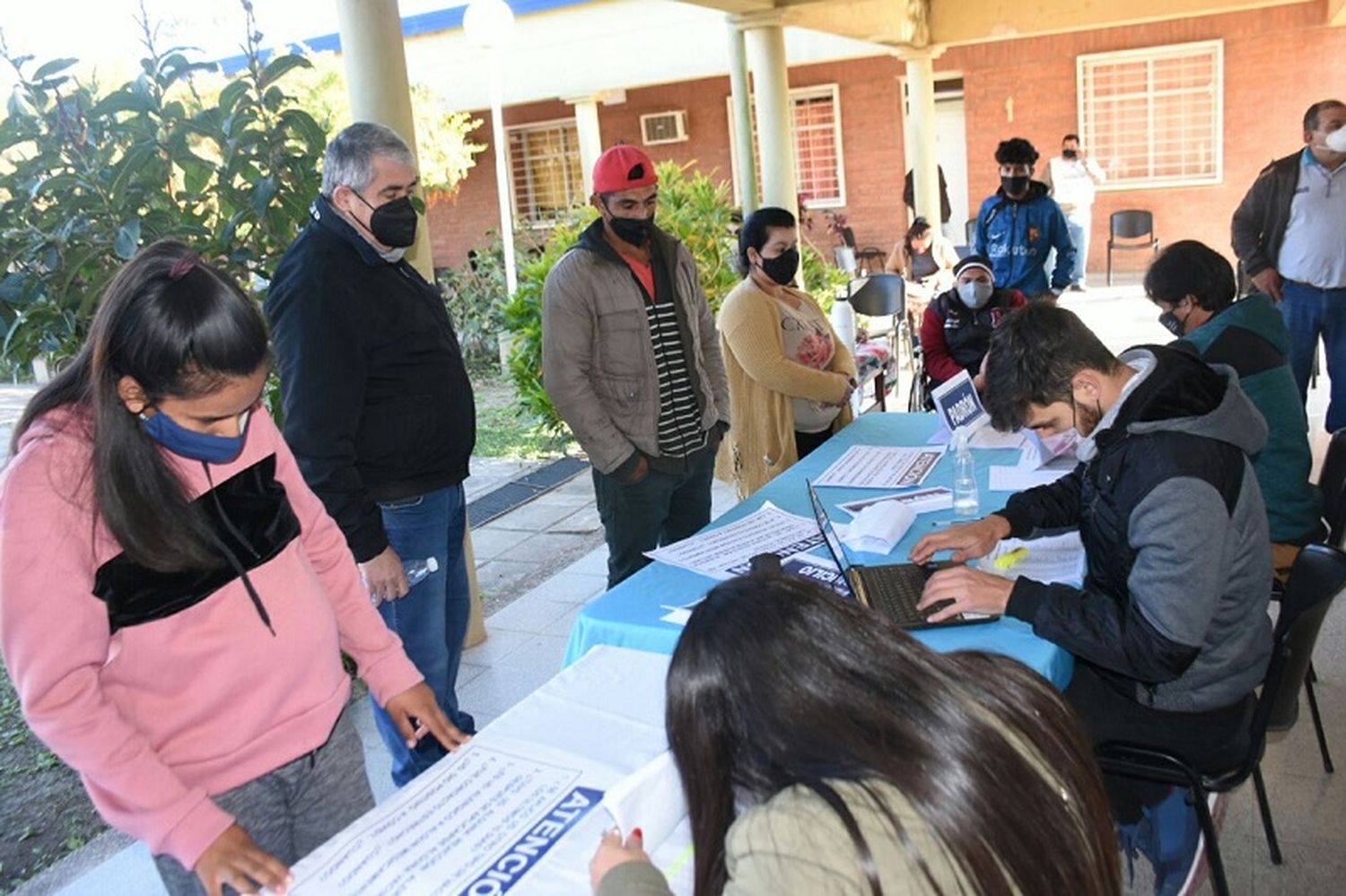 En localidades del centro provincial se vacunó a personas de las clases 1998 a 2003