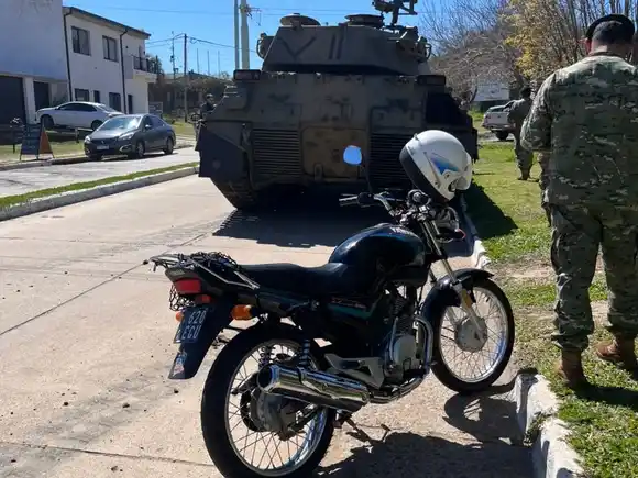 Un tanque del Ejército chocó una camioneta estacionada en Concordia: su dueño lo tomó de buena manera