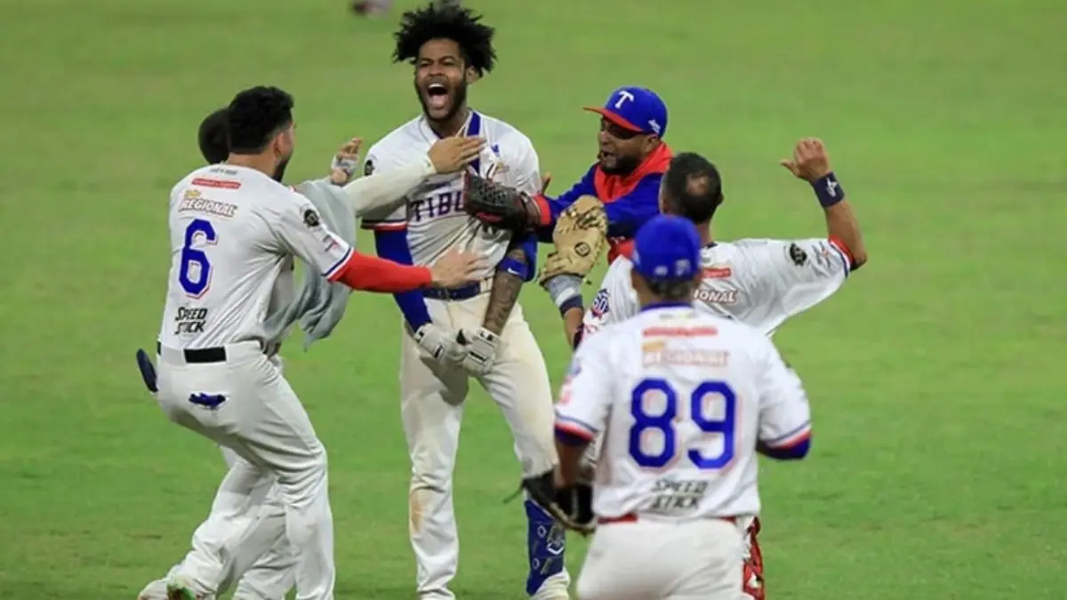 ¡SIN ECHAR DE MENOS A RONALD! Tiburones empataron final del beisbol apaleando a Leones