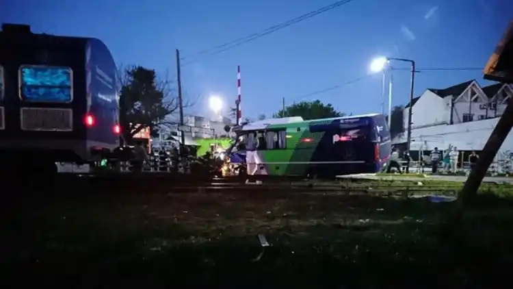 Video: Así un tren embisitió a una camioneta del Servicio Penitenciario en Hurlingham