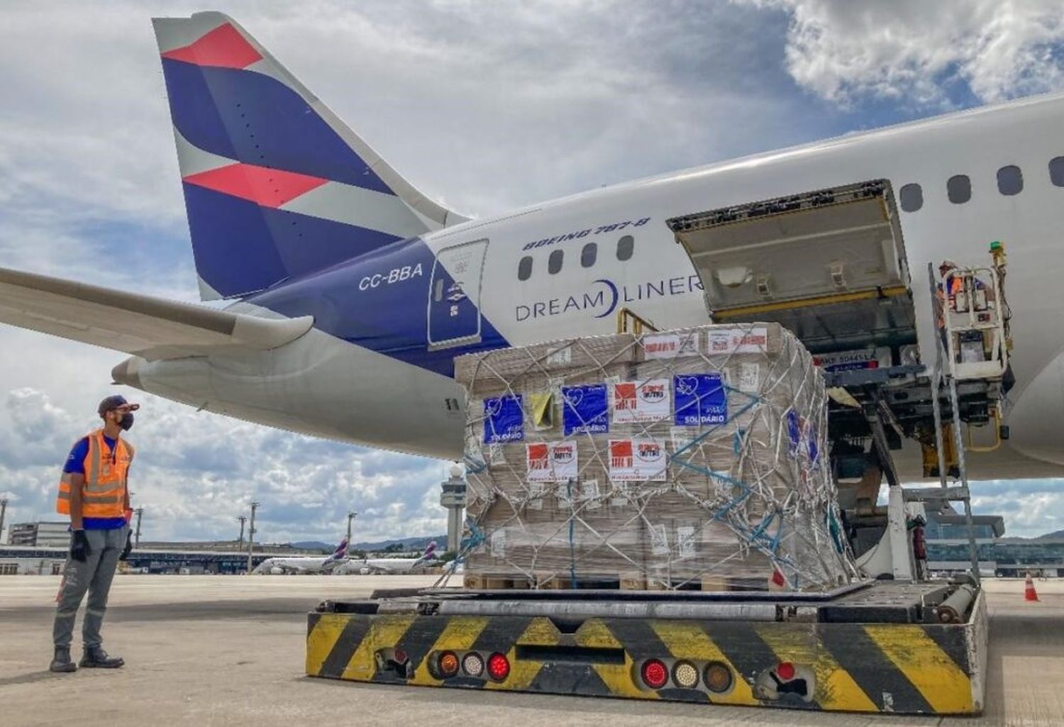 Avión Solidario: en septiembre LATAM Airlines transportó más de 18 toneladas de donaciones y 125 personas