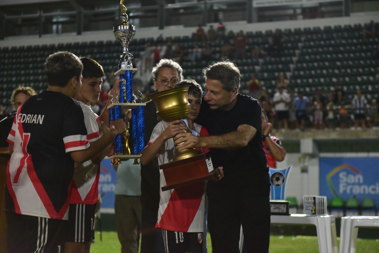 Bernarte junto a unos de los chicos de C.D River en la entrega de premios.