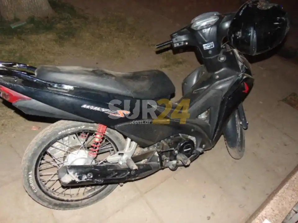 Dos jóvenes hospitalizados por choque de motos en calle Iturbide