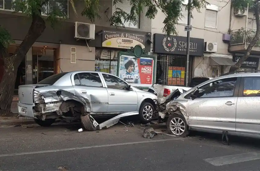 Se quedó dormido y chocó contra dos autos estacionados en Boedo