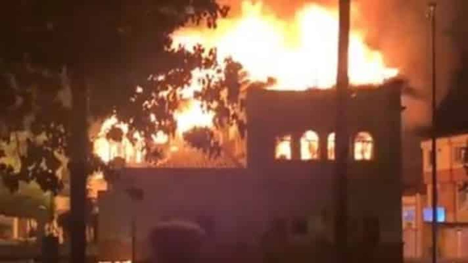NOCHE CRÍTICA EN COLOMBIA: manifestantes prendieron fuego al Palacio de Justicia en Tulúa