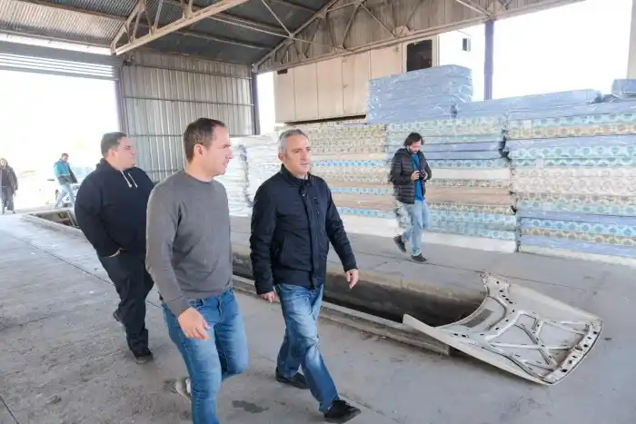 El ministro Andrés Larroque y el intendente Sebastián Abella recorrieron los barrios afectados.