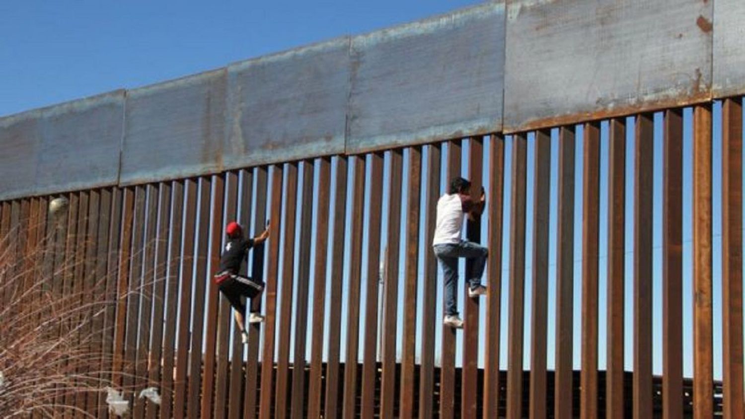 CONSTRUYEN  NUEVO MURO FRONTERIZO: gobernador de Texas reta a Biden