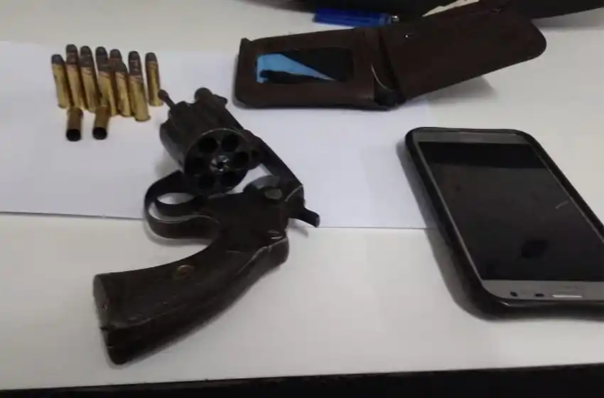 Chocó y volcó con la camioneta: cuando fueron a rescatarlo lo encontraron fuertemente armado