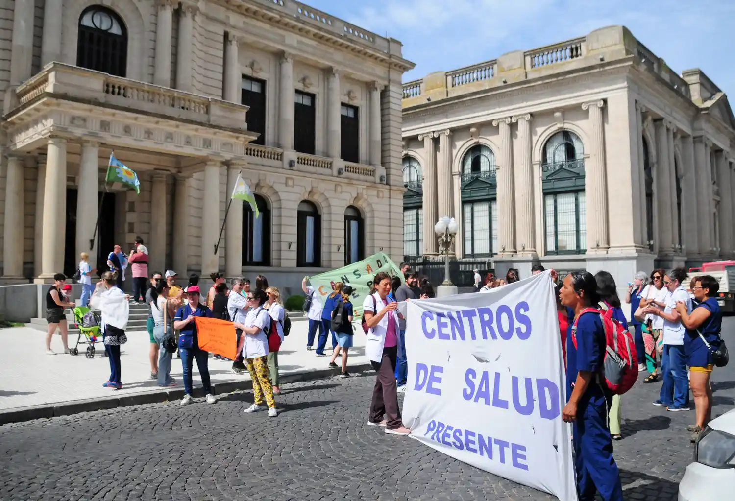 Al grito de “¡Lunghi recibinos!”, trabajadores de Salud Comunitaria se movilizaron al Municipio