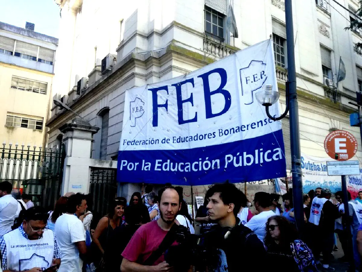 Docentes que no adhirieron a los paros denuncian que Vidal igual les descontó el sueldo