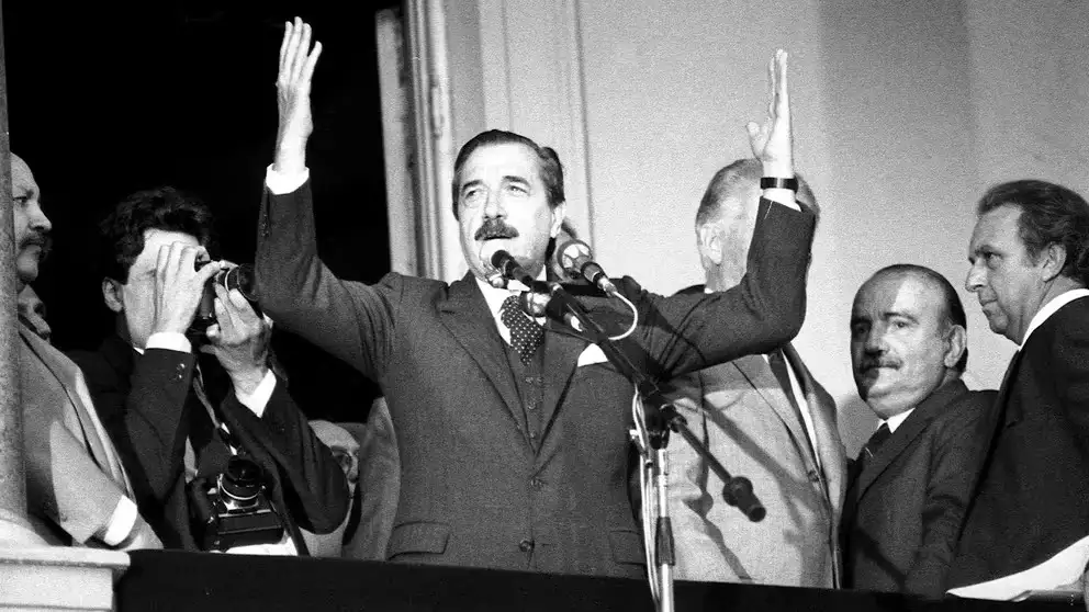 Alfonsín en su alocución desde el balcón de Casa Rosada  en 1987 (Foto: Archivo Télam).