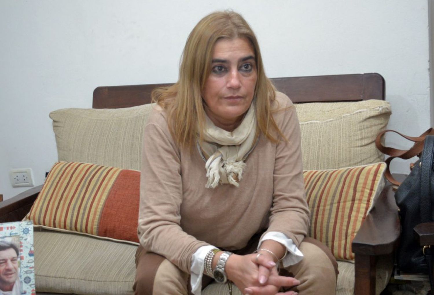 La chica de la butaca derecha
