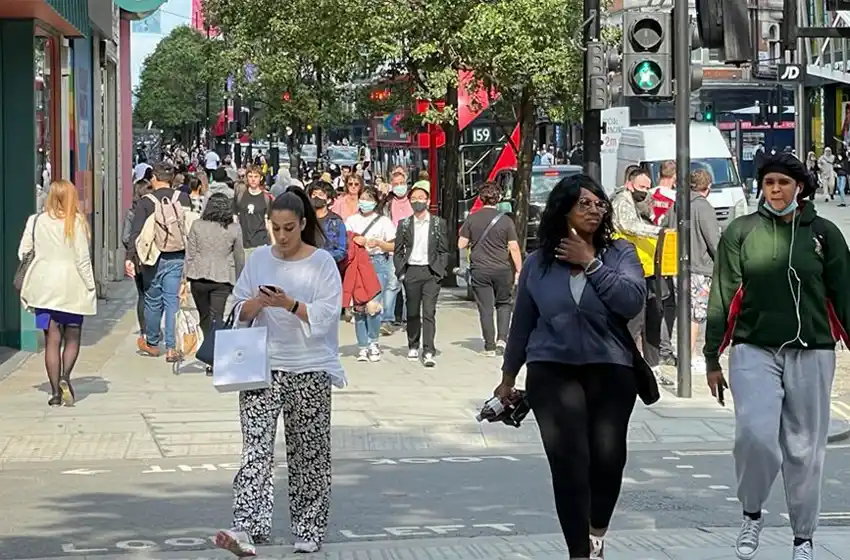 Inglaterra no obligará más a hacer cuarentena a los pasajeros vacunados de EEUU y Europa