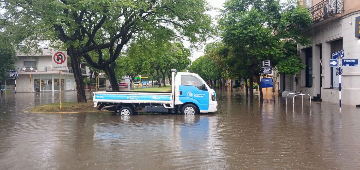 La lluvia trajo calles anegadas pero no hubo evacuados y mejoró el drenaje