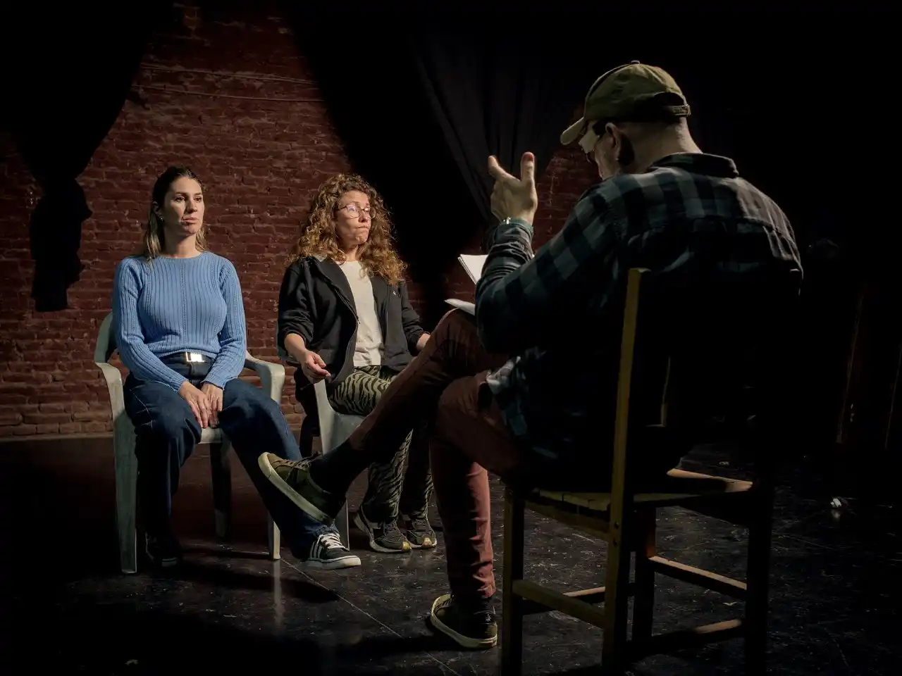 El autor y director, Paul Citraro, junto a parte del elenco.