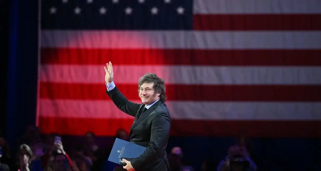 Javier Milei realizará su cuarto viaje a los Estados Unidos desde que asumió la presidencia argentina en diciembre. La última, en el foro organizado por Donald Trump. Foto: REUTERS / Archivo.