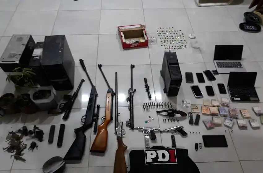 Cinco detenidos y múltiples armas secuestradas tras varios allanamientos en Rosario y VGG