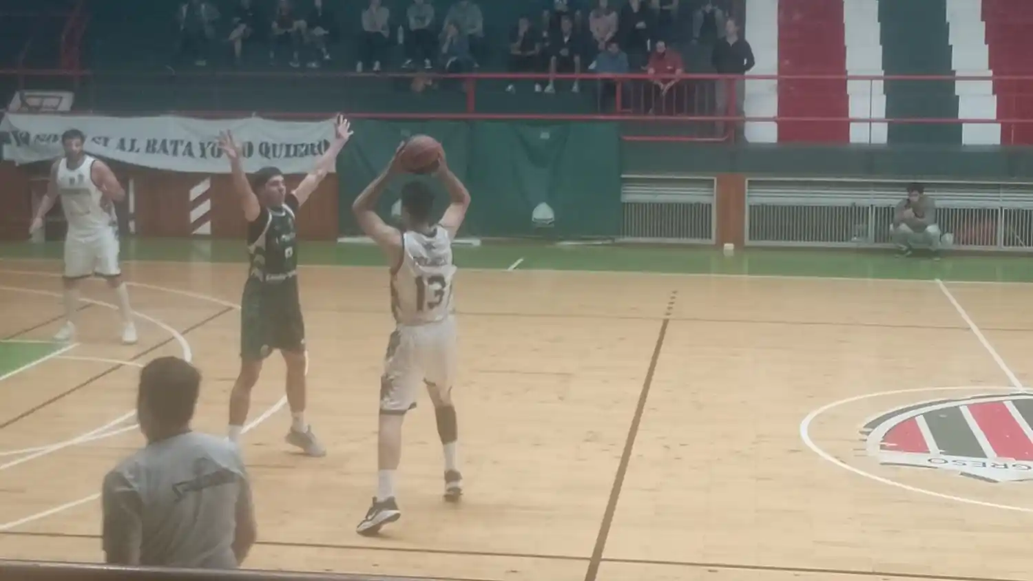 Dupin, marcando a Piccinelli en el perímetro.