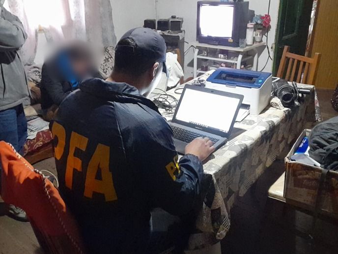Los agentes incautaron diversos dispositivos electrónicos que fueron analizados por la División Comunicaciones de Mar del Plata.