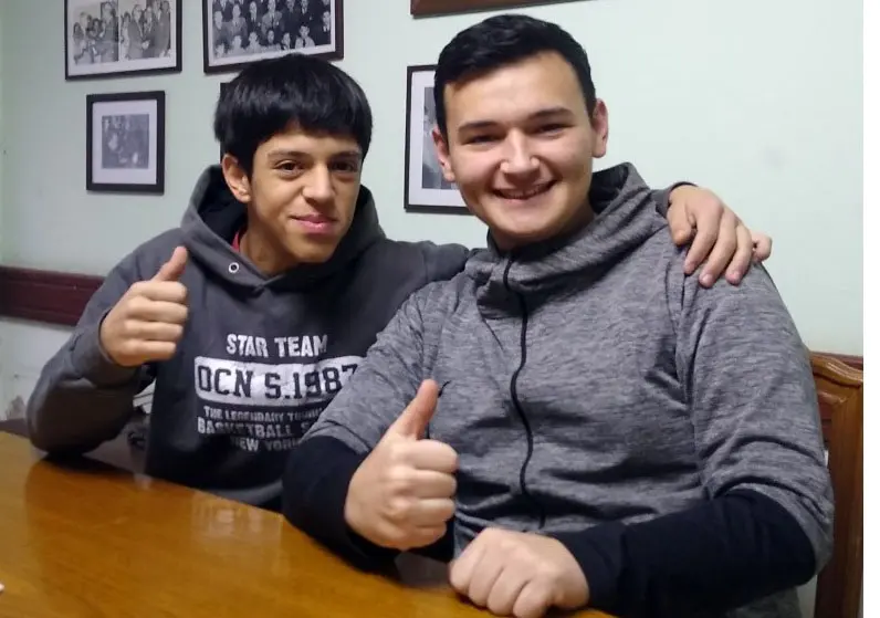 Arman computadoras y las entregan con un fin solidario