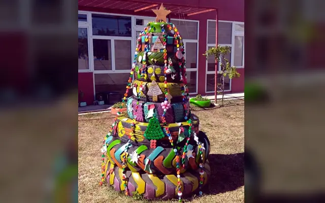 Navidad en Tapalqué: Cómo aprovecharon materiales reciclables para armar el arbolito