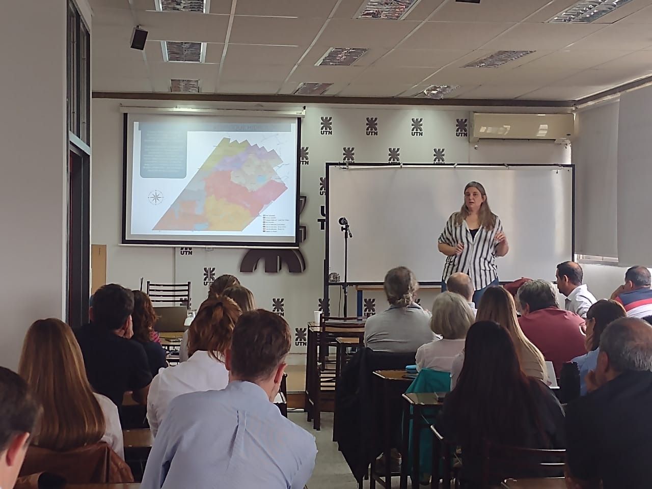 La presentación estuvo a cargo de la Ing. Lucrecia Bezmalinovich, coordinadora del GEUrbano de la UTN venadense.