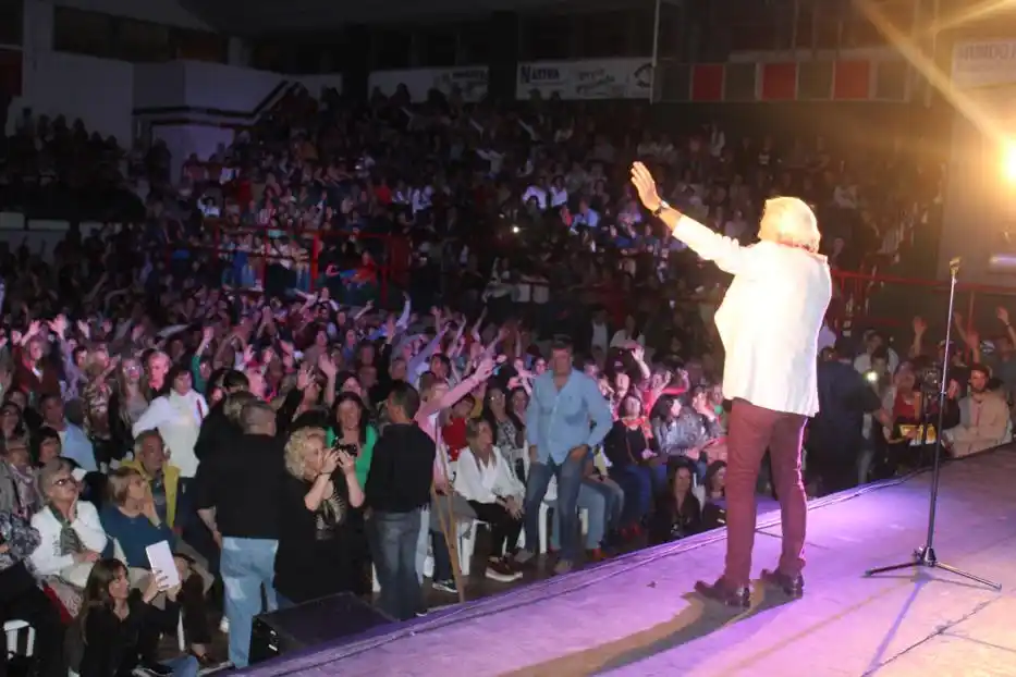 Sergio Denis cayó del escenario y su estado es grave
