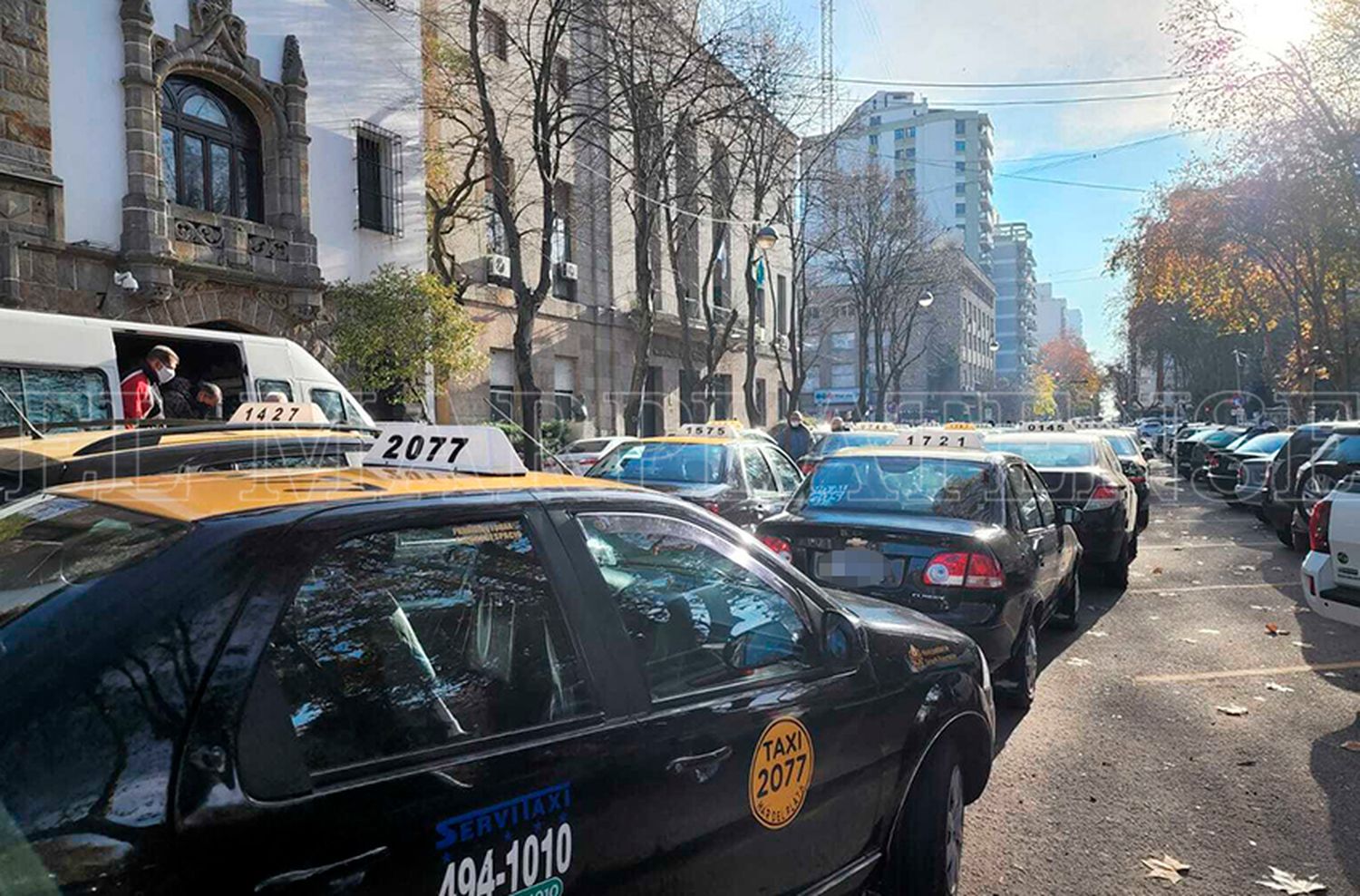 Paro de taxis y remises: rechazo a las aplicaciones y pedido de regularización la actividad nocturna