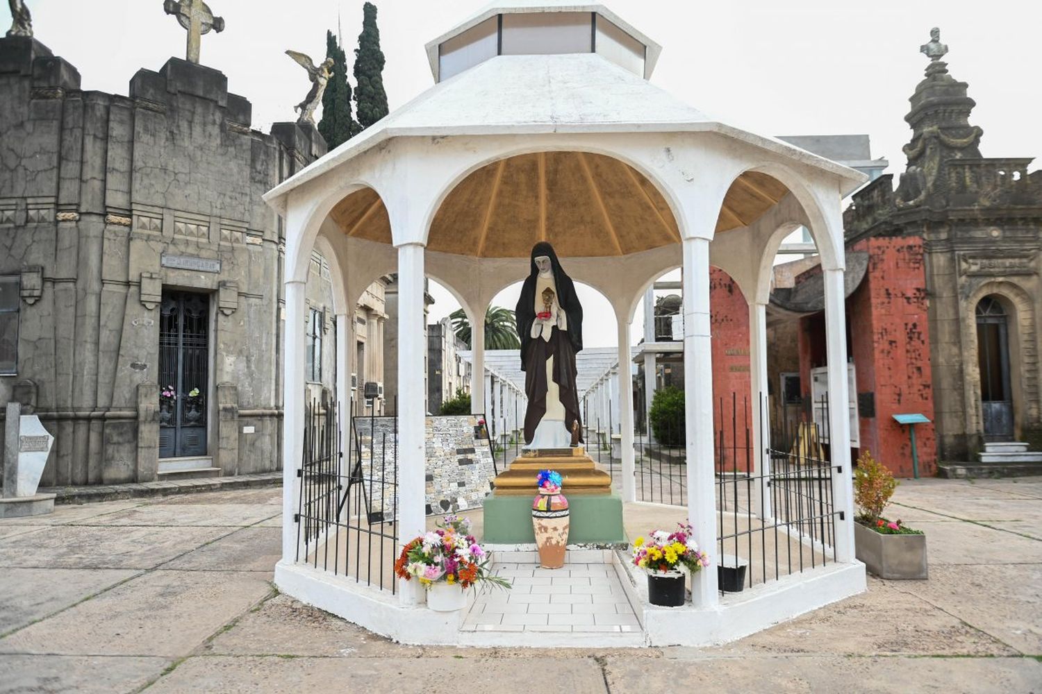 Conmemoran el Día de Santa Clara de Asís en el Cementerio Norte