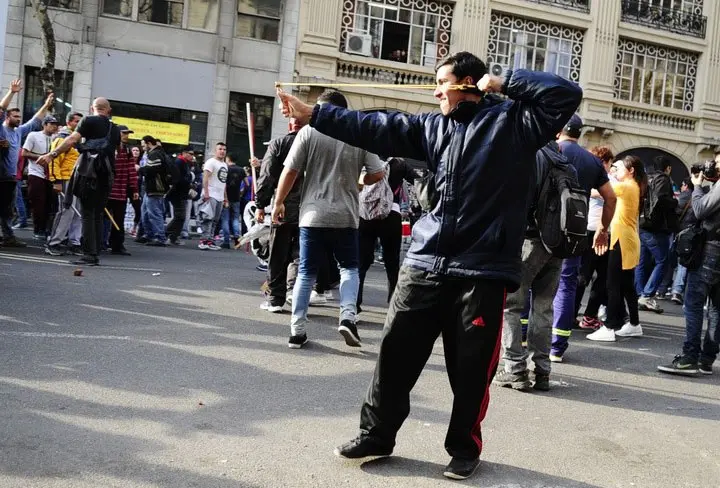 Destrozos tras la marcha por la aparición de Santiago Maldonado