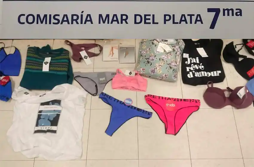 Bombacha, corpiño, remeras y buzos: se llevaba todo del hipermercado francés